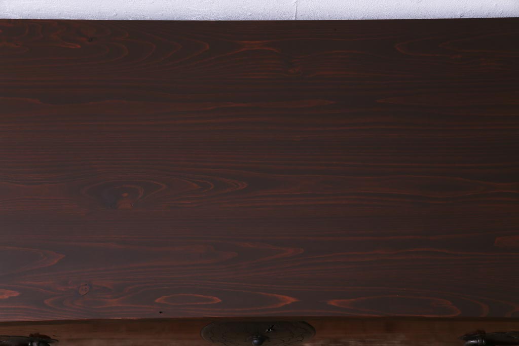 アンティーク家具　和製アンティーク　リメイク　前面栗材　桜丸金具　漆塗りが上品な印象を与える米沢箪笥ローボード(ローチェスト、引き出し)