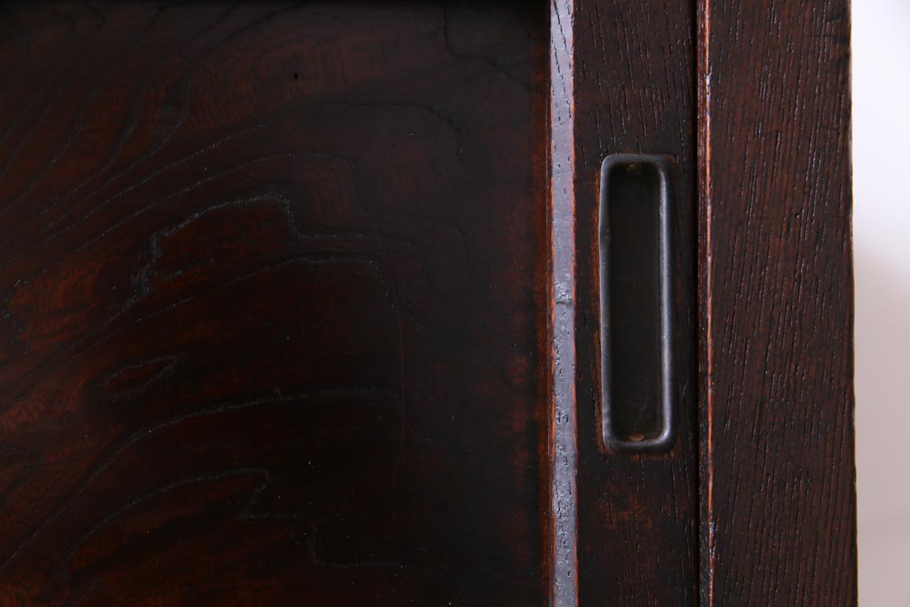 レトロ家具　和製アンティーク　前面ケヤキ材　レトロな佇まいが魅力の戸棚(収納棚、リビングボード)