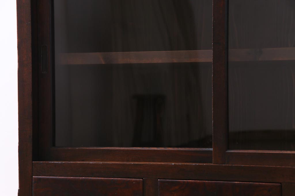 レトロ家具　和製アンティーク　前面ケヤキ材　レトロな佇まいが魅力の戸棚(収納棚、リビングボード)