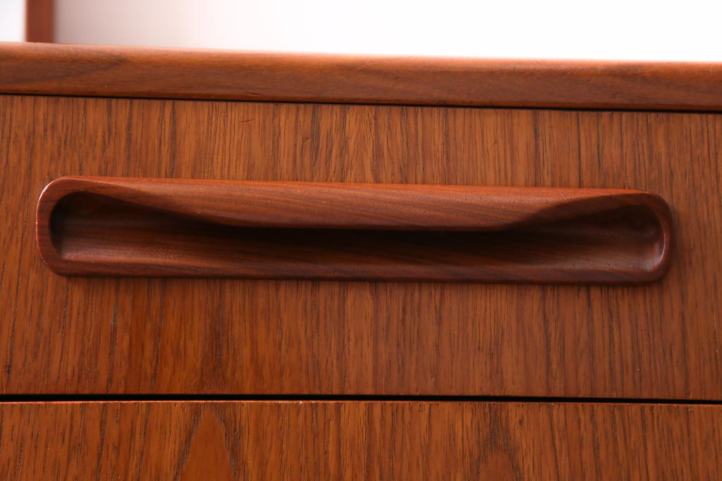 ヴィンテージ家具　北欧ビンテージ　G-PLAN(ジープラン)　2本脚が珍しい個性的なドレッサー(ドレッシングチェスト)