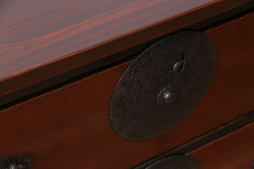 アンティーク家具　和製アンティーク　桜丸金具　漆塗り　和モダンの雰囲気漂う米沢箪笥ローボード(和タンス、ローボード、リビングボード、引き出し)