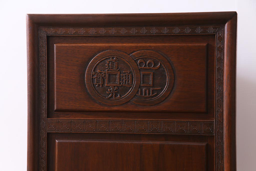 中古　クルミ材　手彫りの豪華な意匠が存在感を放つサイドボード(キャビネット、収納棚)