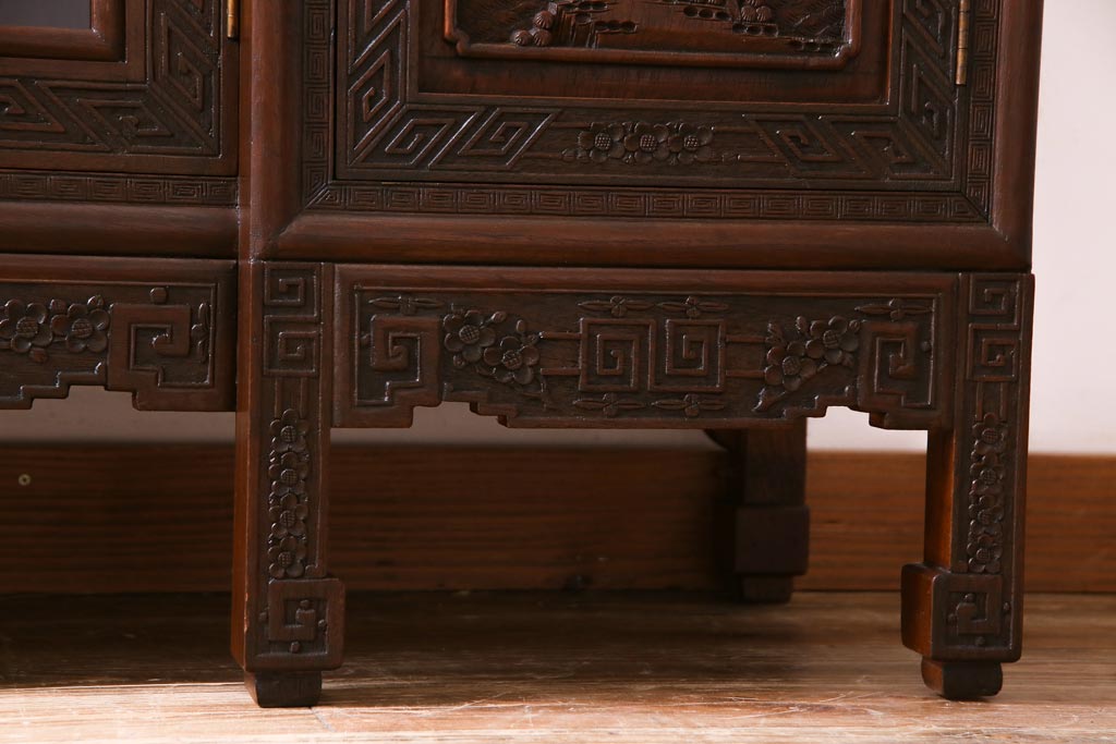 中古　クルミ材　手彫りの豪華な意匠が存在感を放つサイドボード(キャビネット、収納棚)