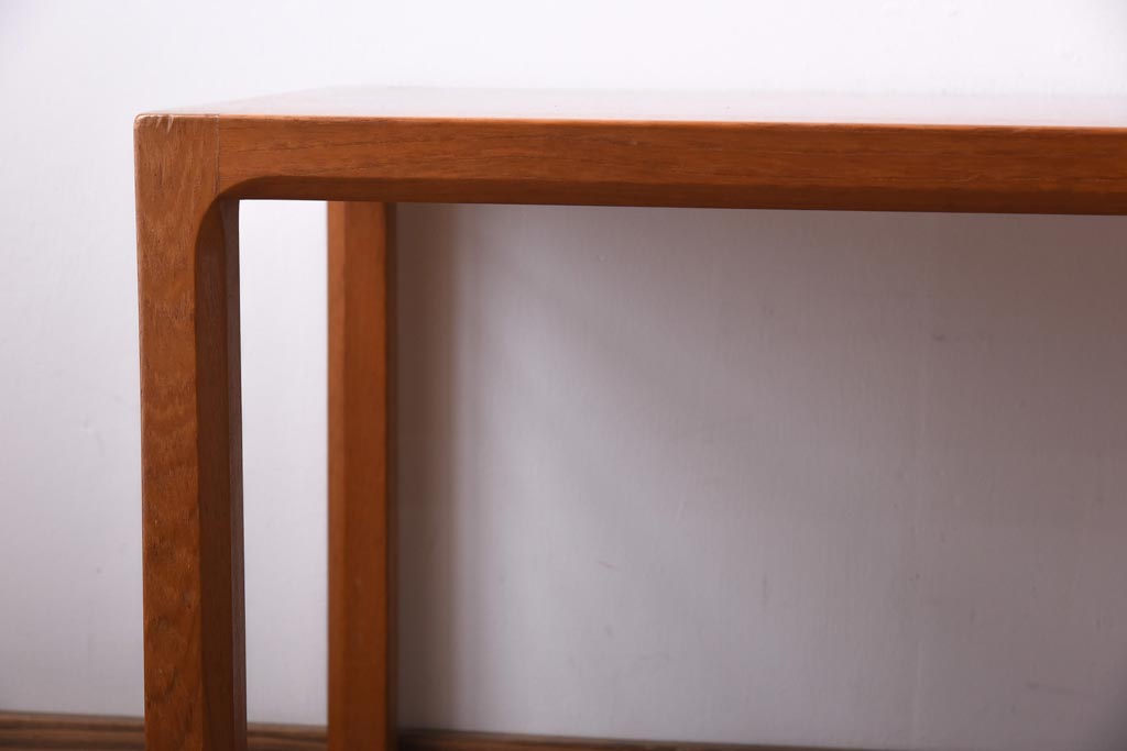 ヴィンテージ家具　北欧ビンテージ　デンマーク　VILDBJERG MOBELFABRIK　パーケット天板が珍しいネストテーブル(サイドテーブル)