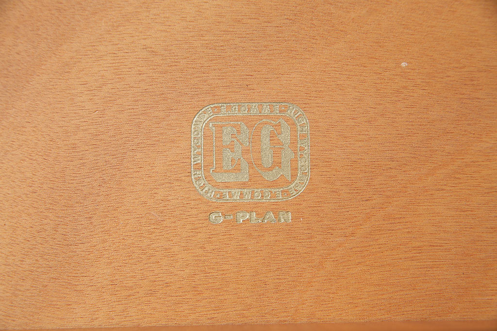 ヴィンテージ家具　イギリスビンテージ　G-PLAN(ジープラン)　Brass-fittedシリーズ　気品漂う北欧スタイルのローボード(収納棚)