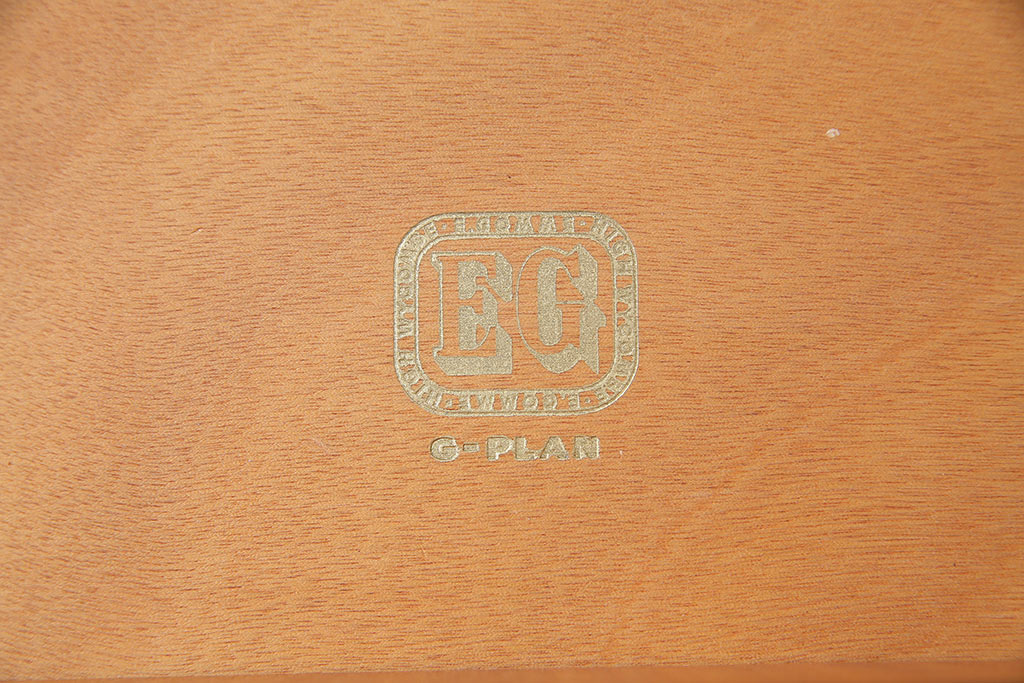 ヴィンテージ家具　イギリスビンテージ　G-PLAN(ジープラン)　Brass-fittedシリーズ　気品漂う北欧スタイルのローボード(収納棚)