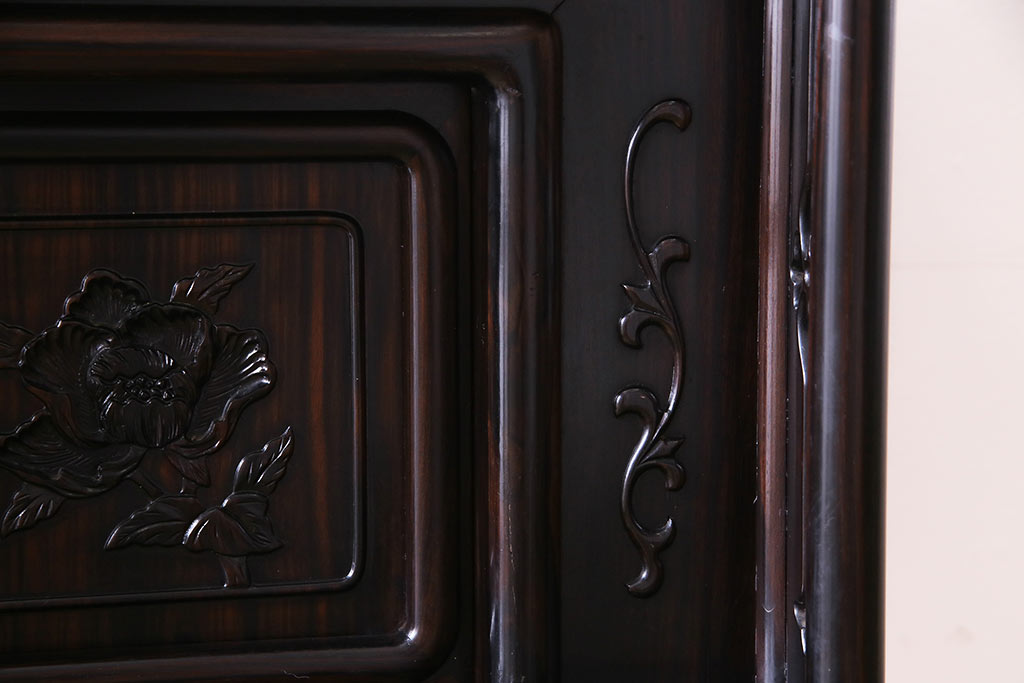 中古　民芸家具　縞黒檀無垢材　牡丹　艶やかな質感が高級感漂う飾り棚(茶棚、収納棚)