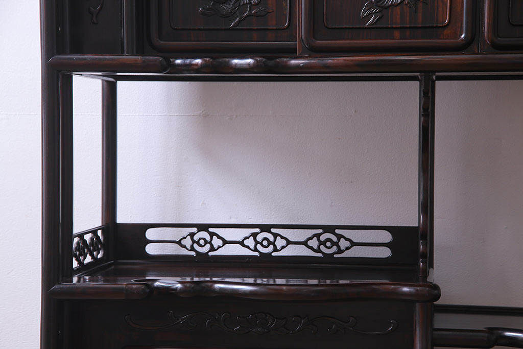 中古　民芸家具　縞黒檀無垢材　牡丹　艶やかな質感が高級感漂う飾り棚(茶棚、収納棚)