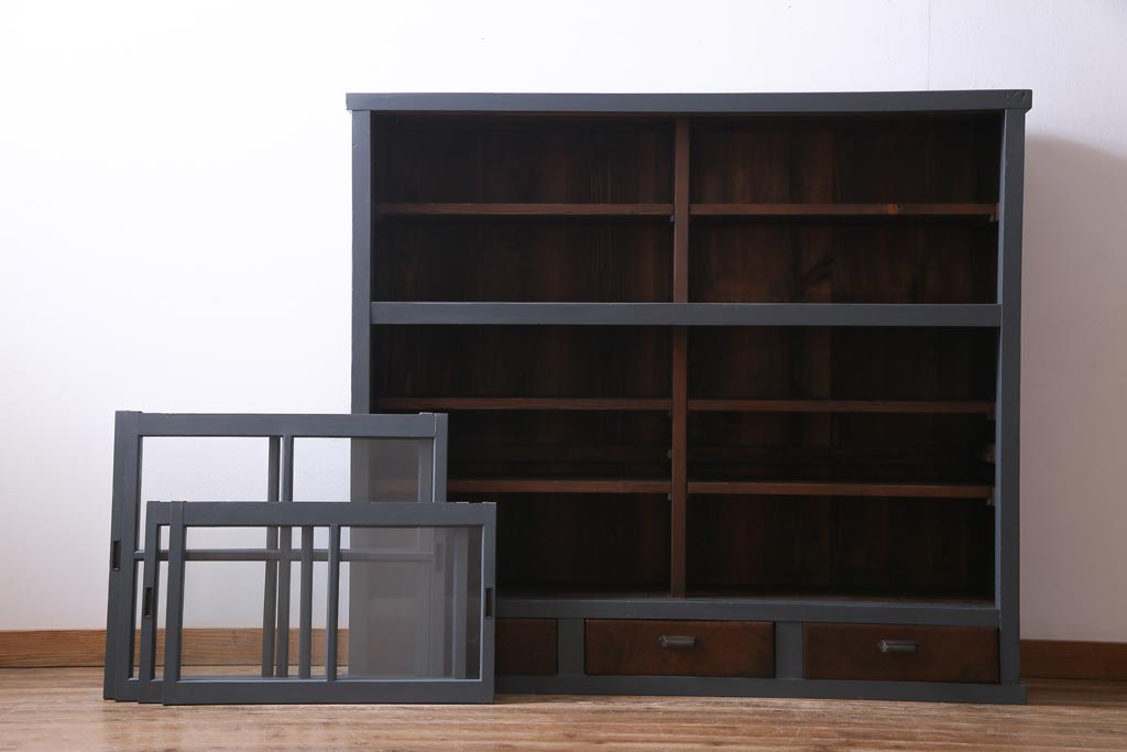 ペイント家具　レトロな雰囲気漂うダークトーンの戸棚(収納棚、食器棚、キャビネット)