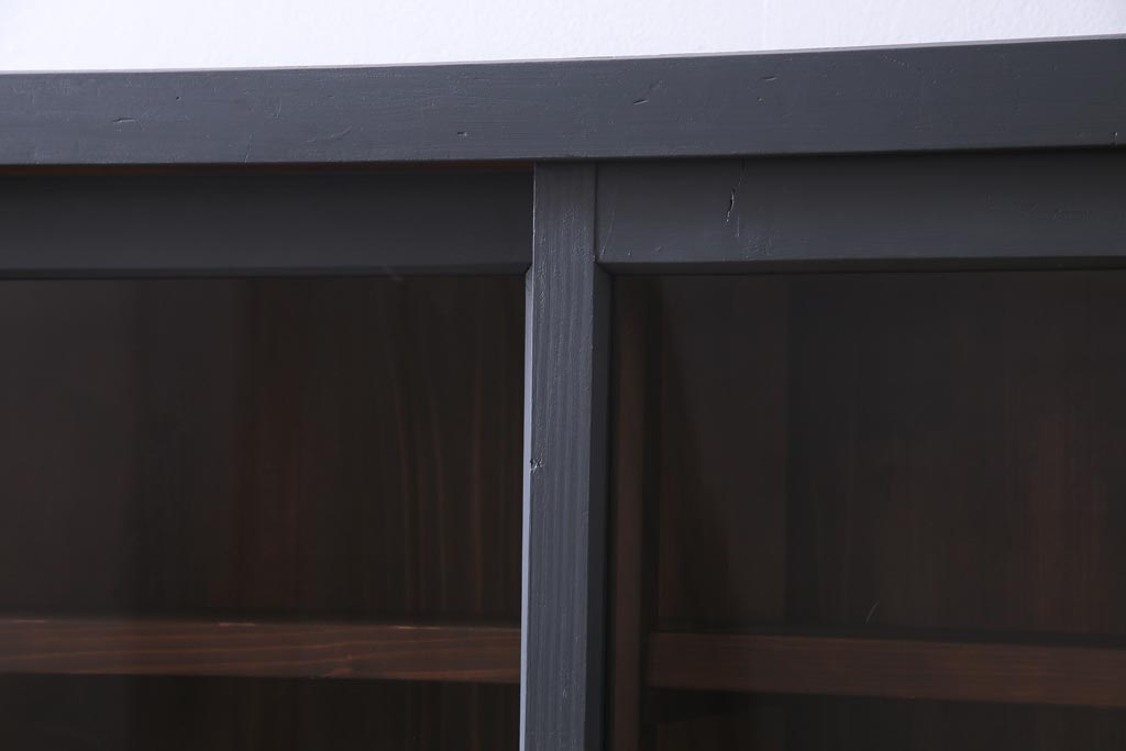 ペイント家具　レトロな雰囲気漂うダークトーンの戸棚(収納棚、食器棚、キャビネット)