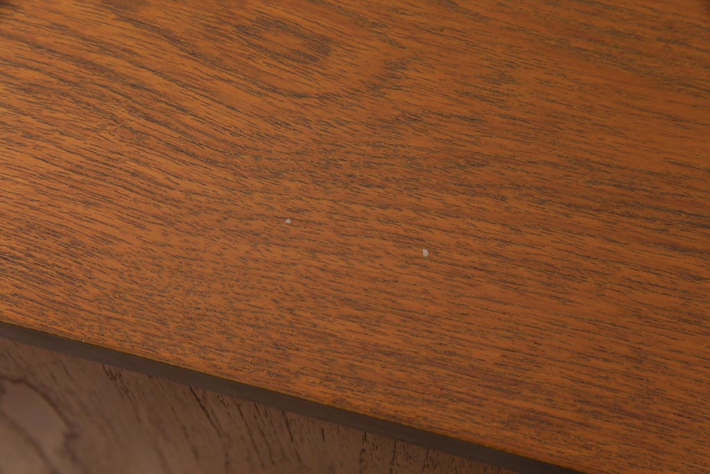 ヴィンテージ家具　北欧ビンテージ　AVALON　チーク材　シンプルで飽きの来ないデザインのリビングボード(サイドボード)