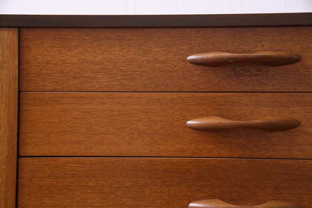 ヴィンテージ家具　北欧ビンテージ　AVALON　チーク材　シンプルで飽きの来ないデザインのリビングボード(サイドボード)