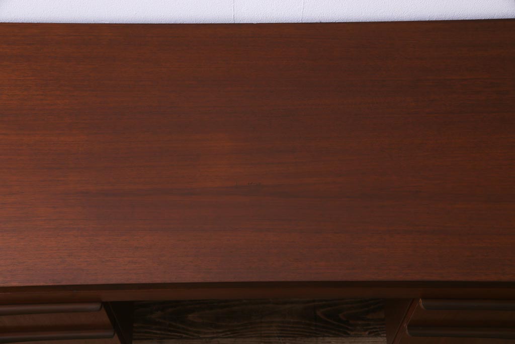 ヴィンテージ家具　北欧ビンテージ　チーク材　褐色の木肌と洗練されたデザインの両袖デスク(机、在宅ワーク、在宅用サイドボード)