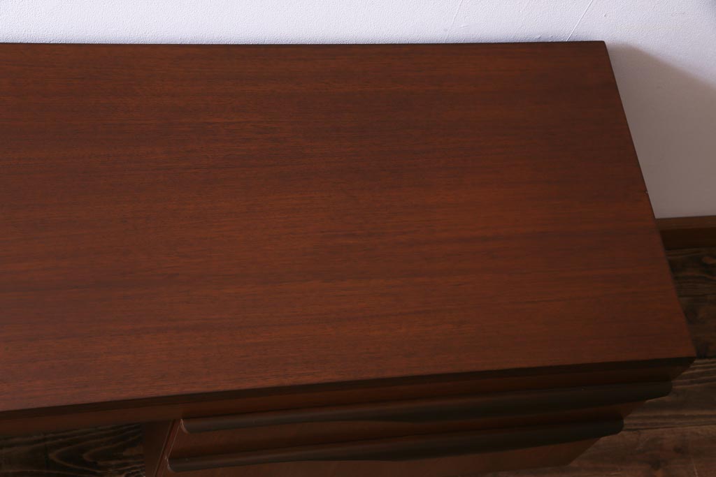 ヴィンテージ家具　北欧ビンテージ　チーク材　褐色の木肌と洗練されたデザインの両袖デスク(机、在宅ワーク、在宅用サイドボード)