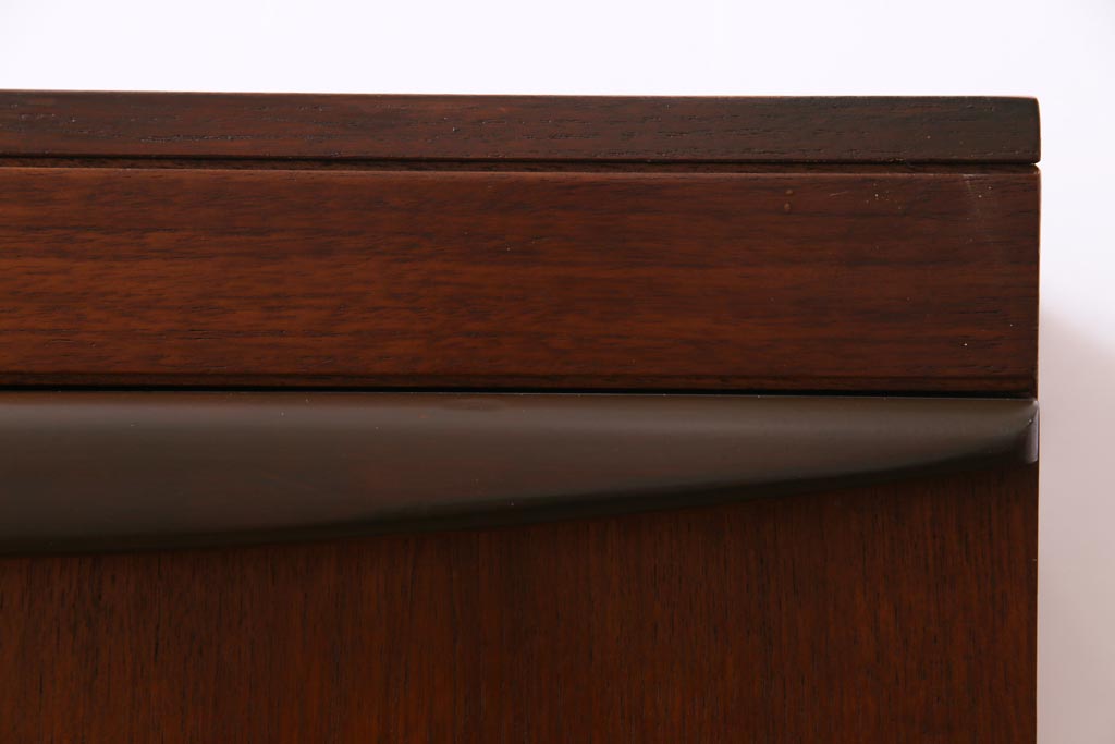 ヴィンテージ家具　北欧ビンテージ　チーク材　褐色の木肌と洗練されたデザインの両袖デスク(机、在宅ワーク、在宅用サイドボード)
