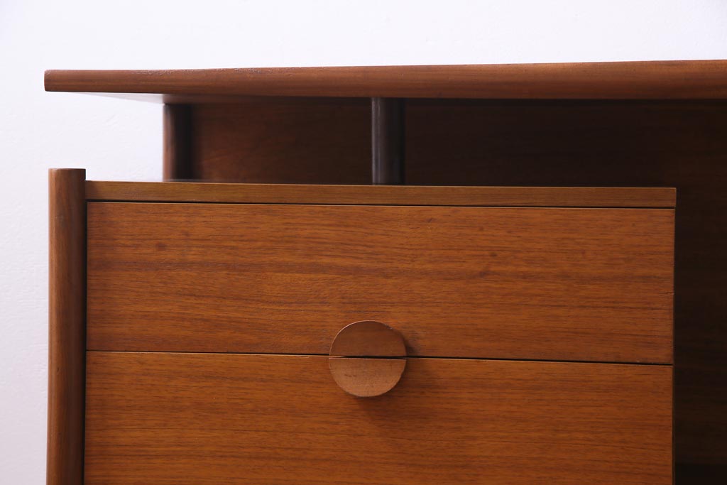北欧ビンテージ家具　チーク材　ユニークなデザインの両袖デスク(机、在宅ワーク、在宅用サイドボード)