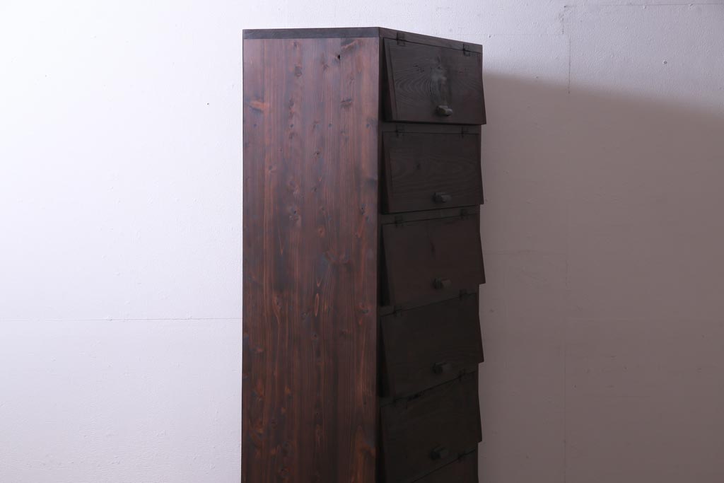 アンティーク家具　リメイク品　前面松材　古材の風合いが味わい深いパタパタ扉のキャビネット(7段タイプ)(戸棚、下駄箱、収納棚)
