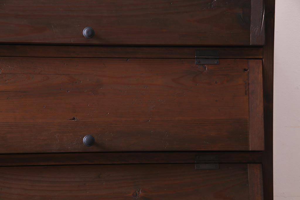 アンティーク家具　リメイク品　前面松材　古材の風合いが味わい深いパタパタ扉のキャビネット(7段タイプ)(戸棚、下駄箱、収納棚)(1)
