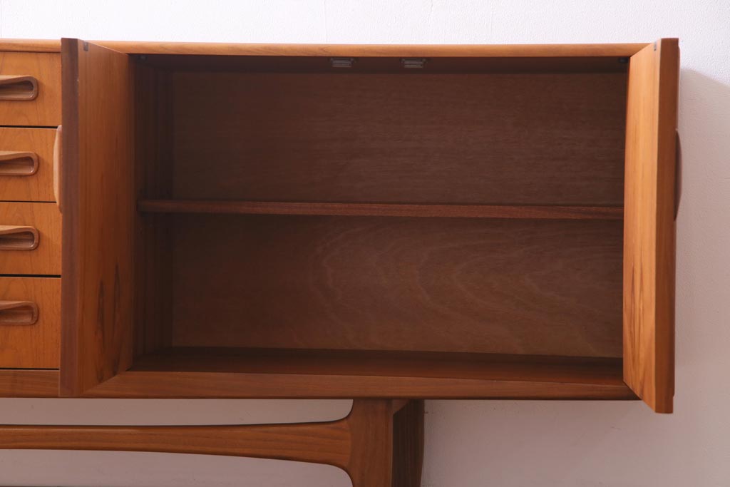 ヴィンテージ家具　北欧ビンテージ　チーク材　G-plan(ジープラン)　スタイリッシュなデザインのサイドボード(サイドキャビネット)