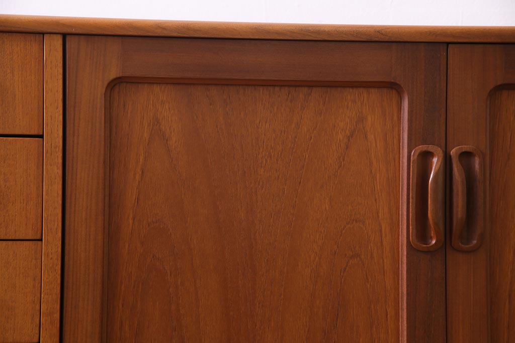 ヴィンテージ家具　北欧ビンテージ　チーク材　G-plan(ジープラン)　スタイリッシュなデザインのサイドボード(サイドキャビネット)