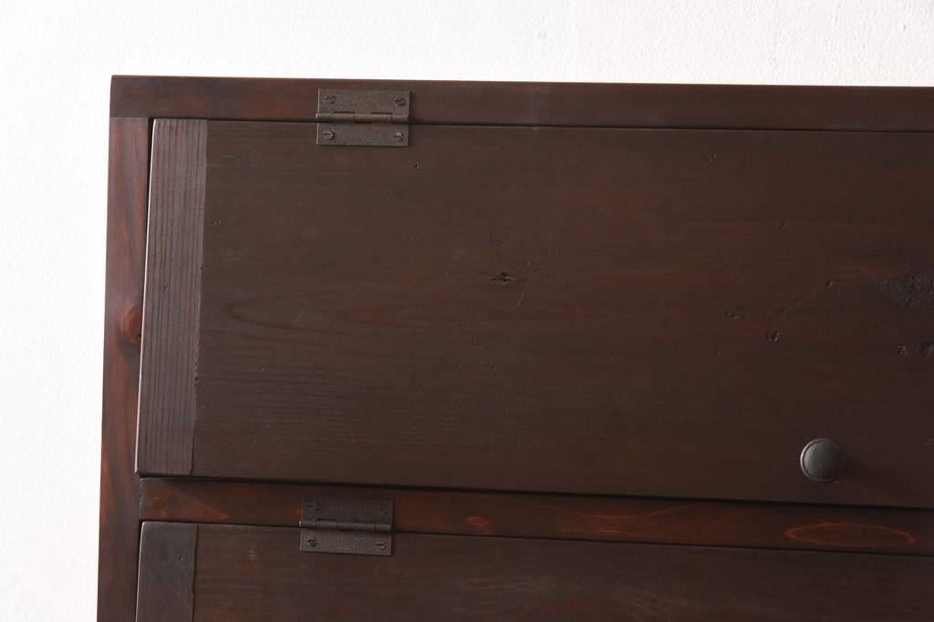 リメイク家具　前面松材　古材の風合いが味わい深いパタパタ扉の脚付きキャビネット(7段タイプ)(戸棚、下駄箱、収納棚)