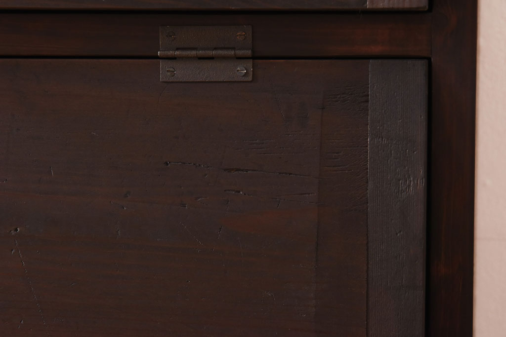 リメイク家具　前面松材　古材の風合いが味わい深いパタパタ扉の脚付きキャビネット(7段タイプ)(戸棚、下駄箱、収納棚)