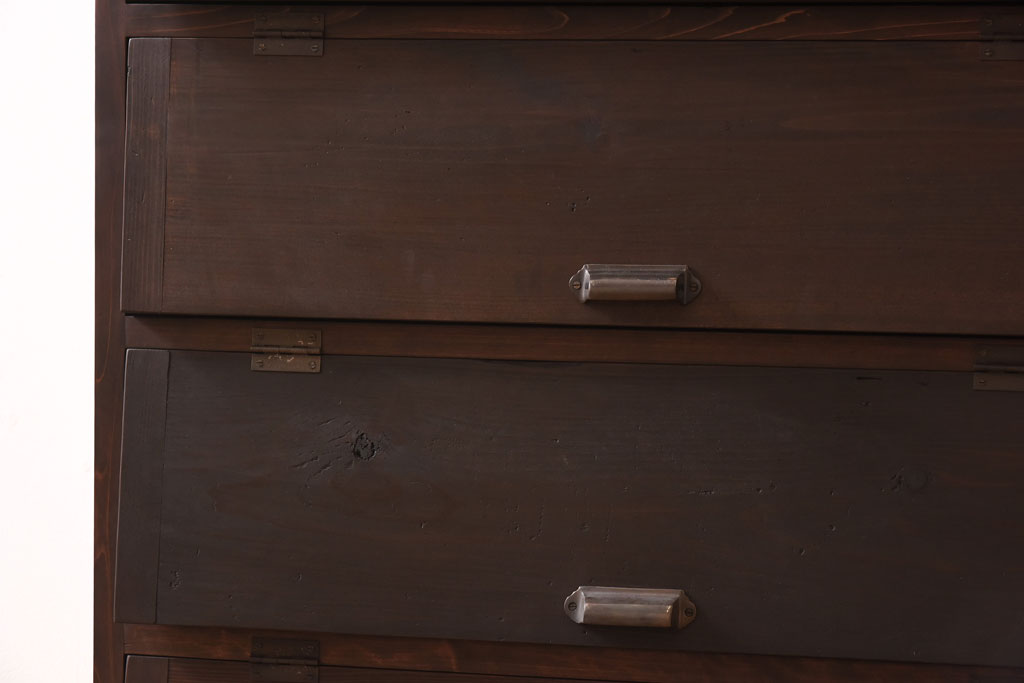 リメイク家具　前面松材　古材の風合いが味わい深いパタパタ扉の鉄脚付きキャビネット(7段タイプ)(戸棚、下駄箱、収納棚)(1)