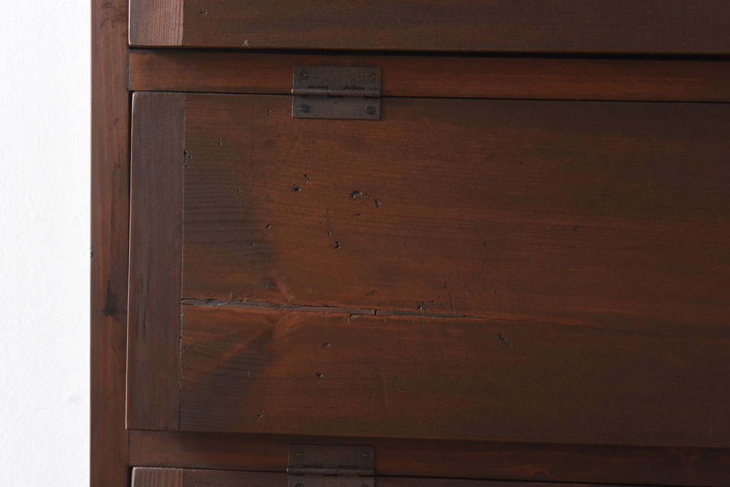 リメイク家具　前面松材　古材の風合いが味わい深いパタパタ扉の鉄脚付きキャビネット(7段タイプ)(戸棚、下駄箱、収納棚)