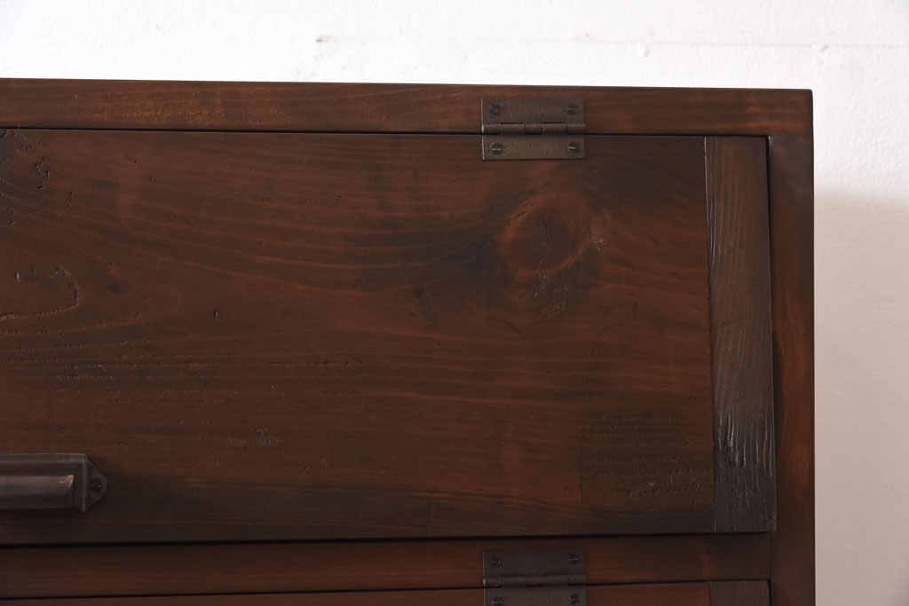 リメイク家具　前面松材　古材の風合いが味わい深いパタパタ扉の脚付きキャビネット(7段タイプ)(戸棚、下駄箱、収納棚)(1)
