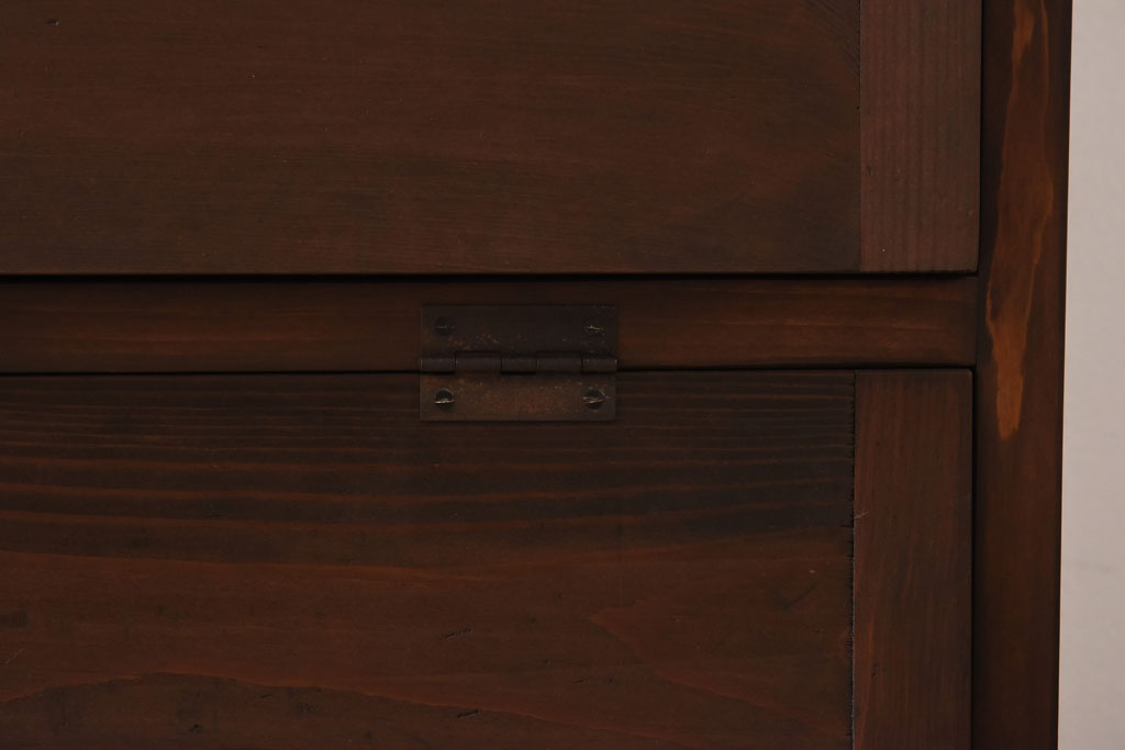 リメイク家具　前面松材　古材の風合いが味わい深いパタパタ扉の脚付きキャビネット(7段タイプ)(戸棚、下駄箱、収納棚)(1)