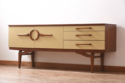 ヴィンテージ家具　北欧ビンテージ　チーク材　ユニークなデザインが目を引くペイントサイドボード(リビングボード)