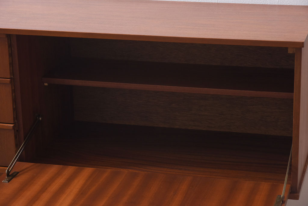 ヴィンテージ家具　北欧ビンテージ　デンマーク　チーク材　すっきりとしたデザインが魅力のサイドボード(リビングボード)
