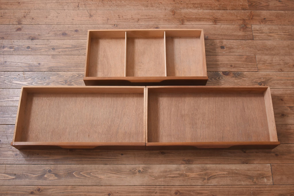 ヴィンテージ家具　北欧ビンテージ　デンマーク　チーク材　すっきりとしたデザインが魅力のサイドボード(リビングボード)