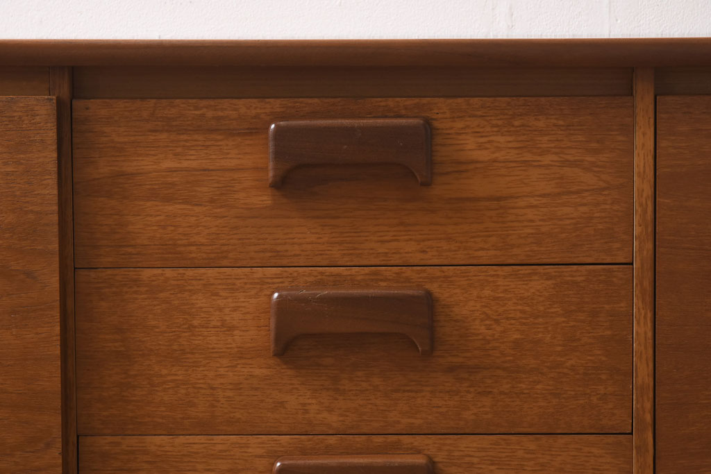 ヴィンテージ家具　北欧ビンテージ　チーク材　個性的な取っ手が目を引く木のぬくもり感じるサイドボード(サイドキャビネット、収納棚)