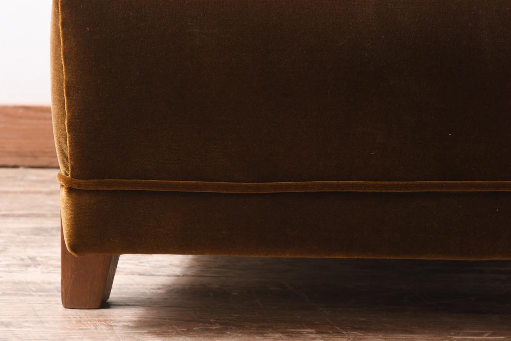 アンティーク家具　和製アンティーク　低めの高さが心地いいベルベット素材の1人掛けソファ(1)