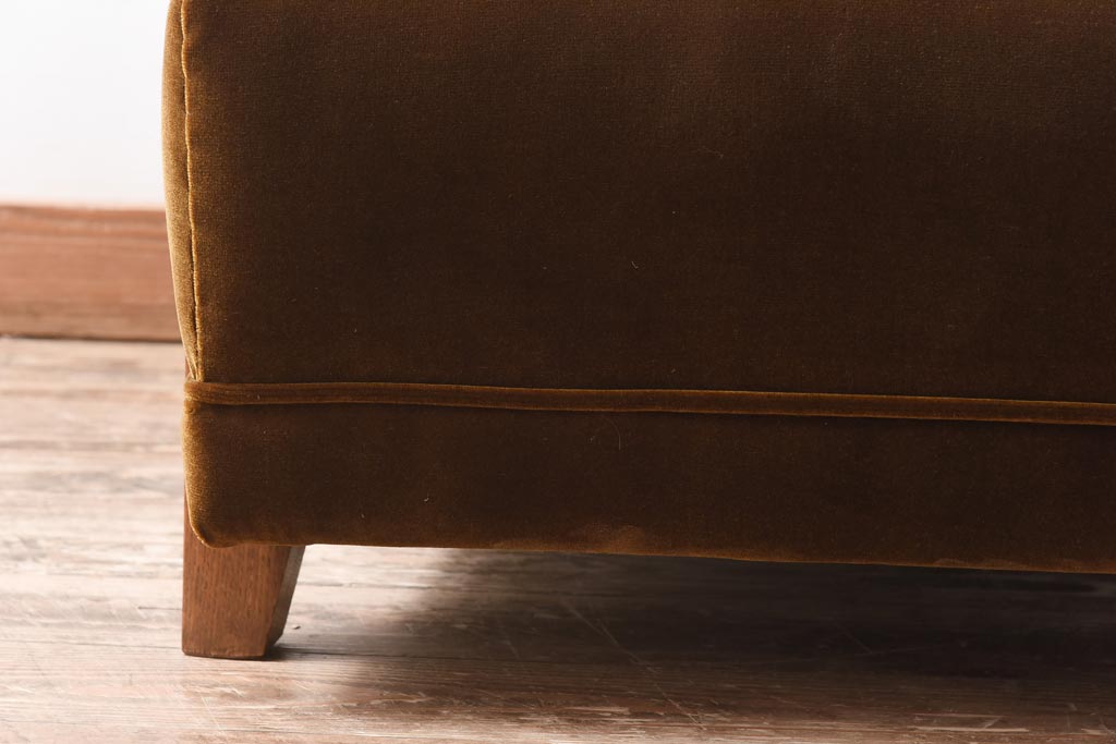 アンティーク家具　和製アンティーク　低めの高さが心地いいベルベット素材の1人掛けソファ(2)