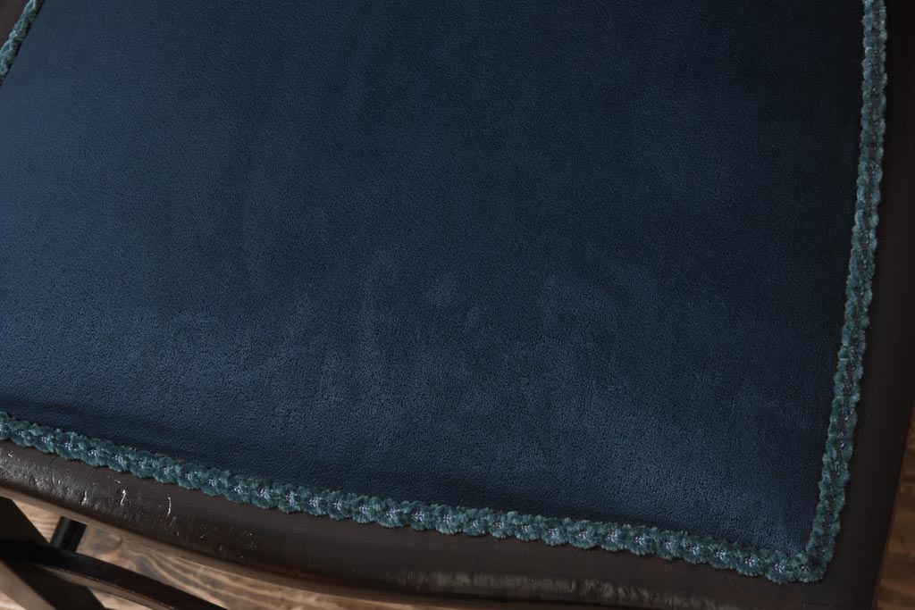 アンティーク家具　フランスアンティーク　オーク材　ブルーのファブリックがシックな印象与えるチェア(椅子)