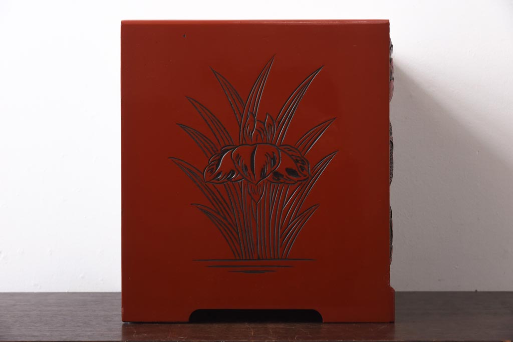 中古　伝統工芸　朱塗り　牡丹・菖蒲・菊　華やかさを添える日光彫りの小引き出し(小物収納)