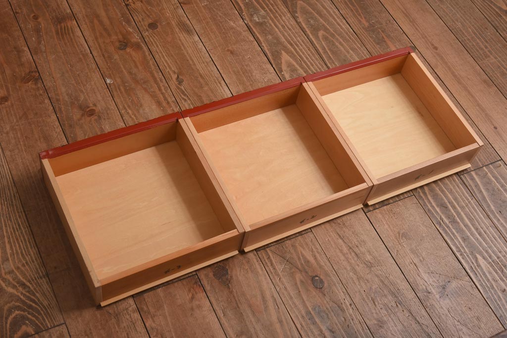 中古　伝統工芸　朱塗り　牡丹・菖蒲・菊　華やかさを添える日光彫りの小引き出し(小物収納)