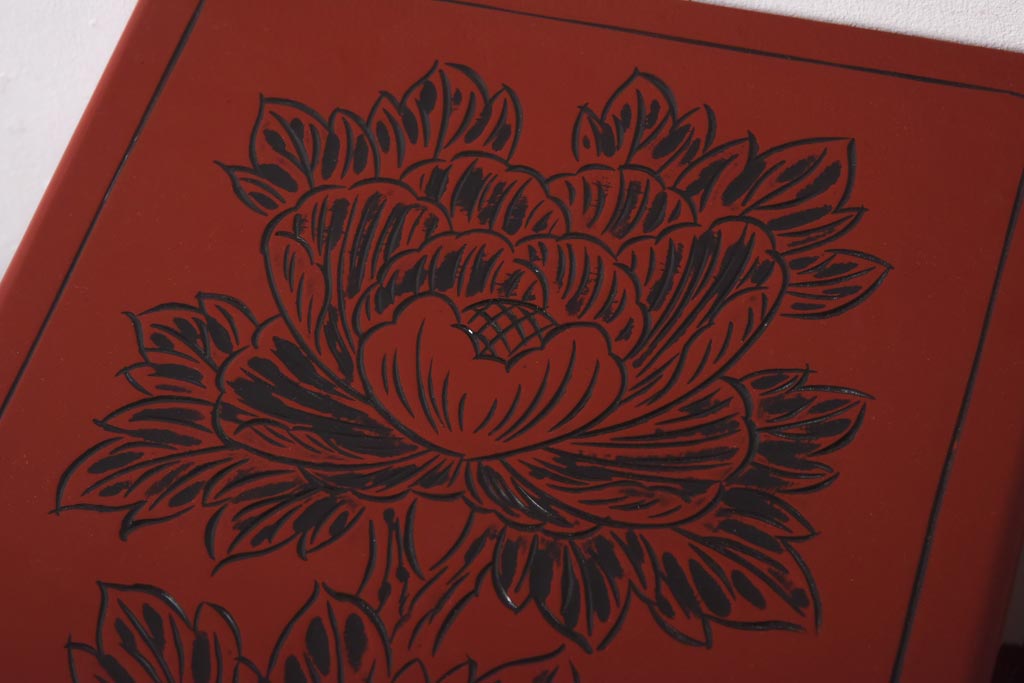 中古　伝統工芸　朱塗り　牡丹・菖蒲・菊　華やかさを添える日光彫りの小引き出し(小物収納)