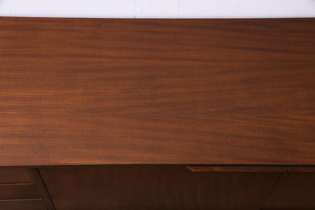 ヴィンテージ家具　北欧ビンテージ　チーク材　シャープなフォルムのサイドボード(キャビネット、戸棚、収納棚)