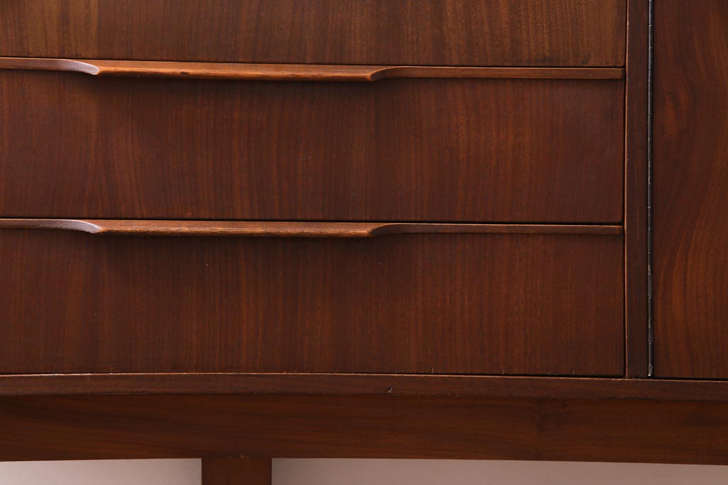 ヴィンテージ家具　北欧ビンテージ　チーク材　シャープなフォルムのサイドボード(キャビネット、戸棚、収納棚)