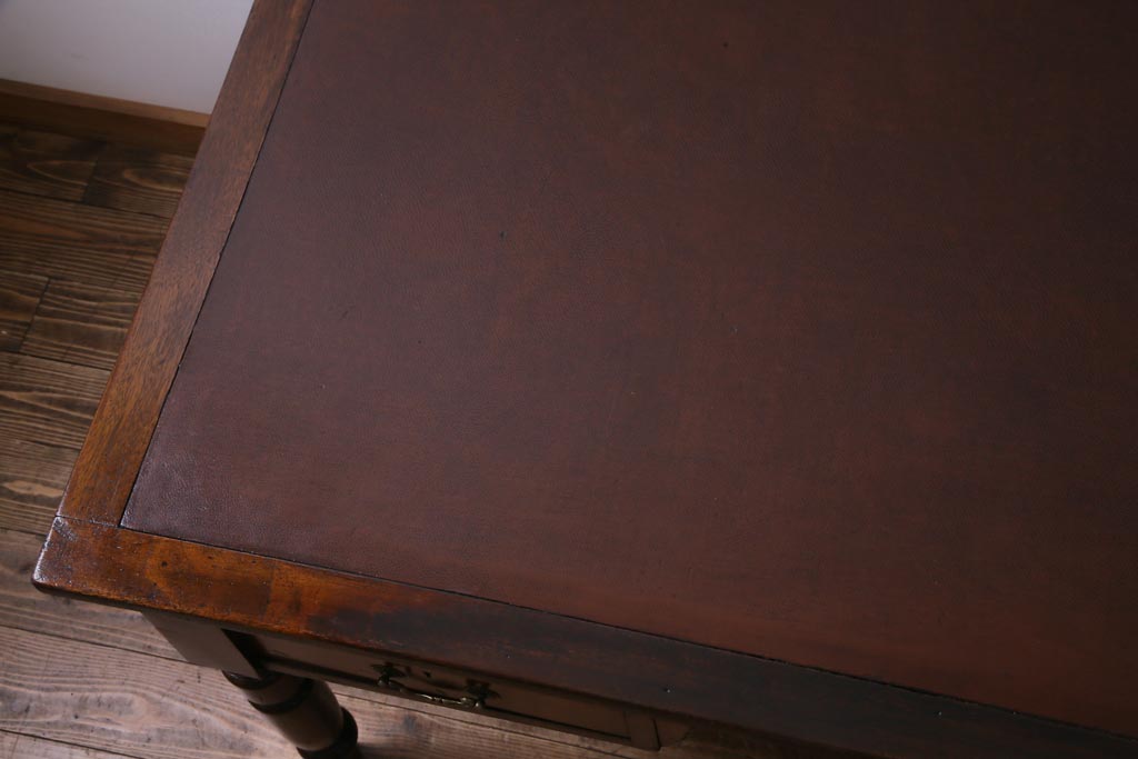 アンティーク家具　イギリスアンティーク　ウォールナット材　クラシカルな佇まいが魅力的な両袖デスク(机、在宅ワーク、在宅用作業台)