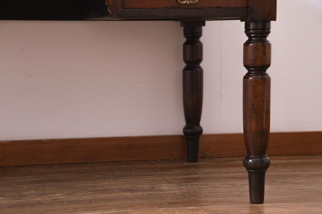 アンティーク家具　イギリスアンティーク　ウォールナット材　クラシカルな佇まいが魅力的な両袖デスク(机、在宅ワーク、在宅用作業台)
