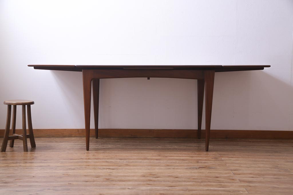ヴィンテージ家具　北欧ビンテージ　チーク材　スタイリッシュな印象のエクステンションテーブル(バタフライテーブル、ダイニングテーブル)