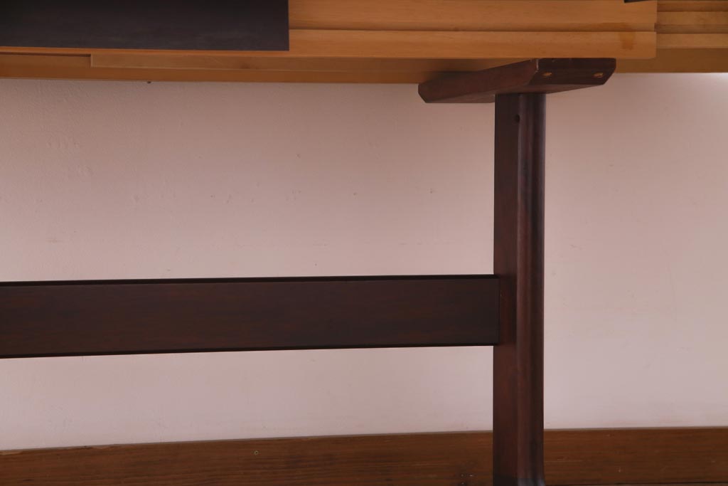 北欧家具　デンマーク　深みを帯びたなめらかなチーク材のエクステンションテーブル(ダイニングテーブル、拡張式テーブル)