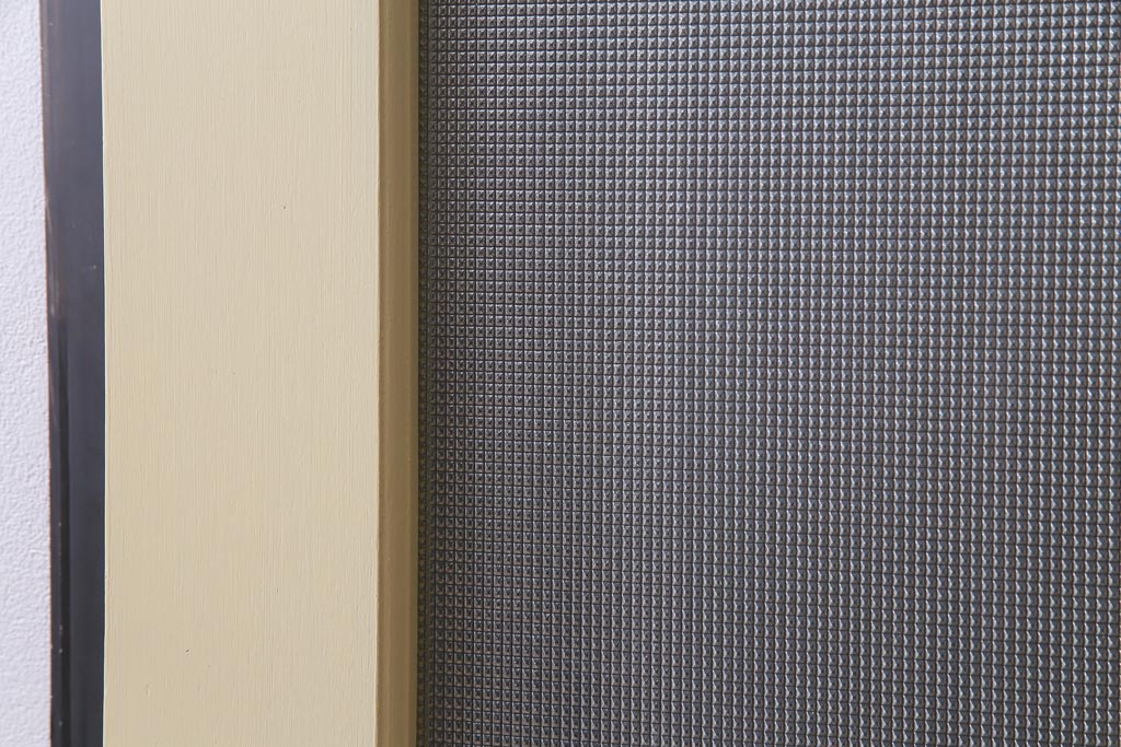 ペイント建具　明るい印象を与えるレトロなプレスガラス入りのドア(扉)