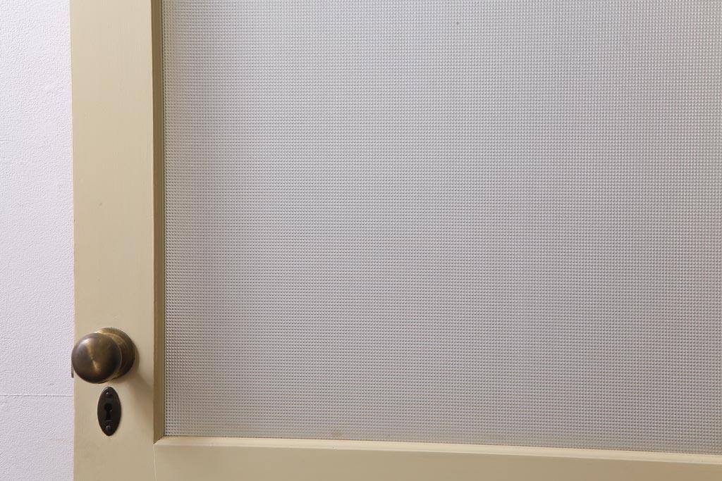 ペイント建具　明るい印象を与えるレトロなプレスガラス入りのドア(扉)