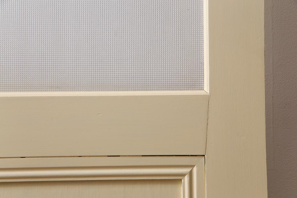 ペイント建具　明るい印象を与えるレトロなプレスガラス入りのドア(扉)