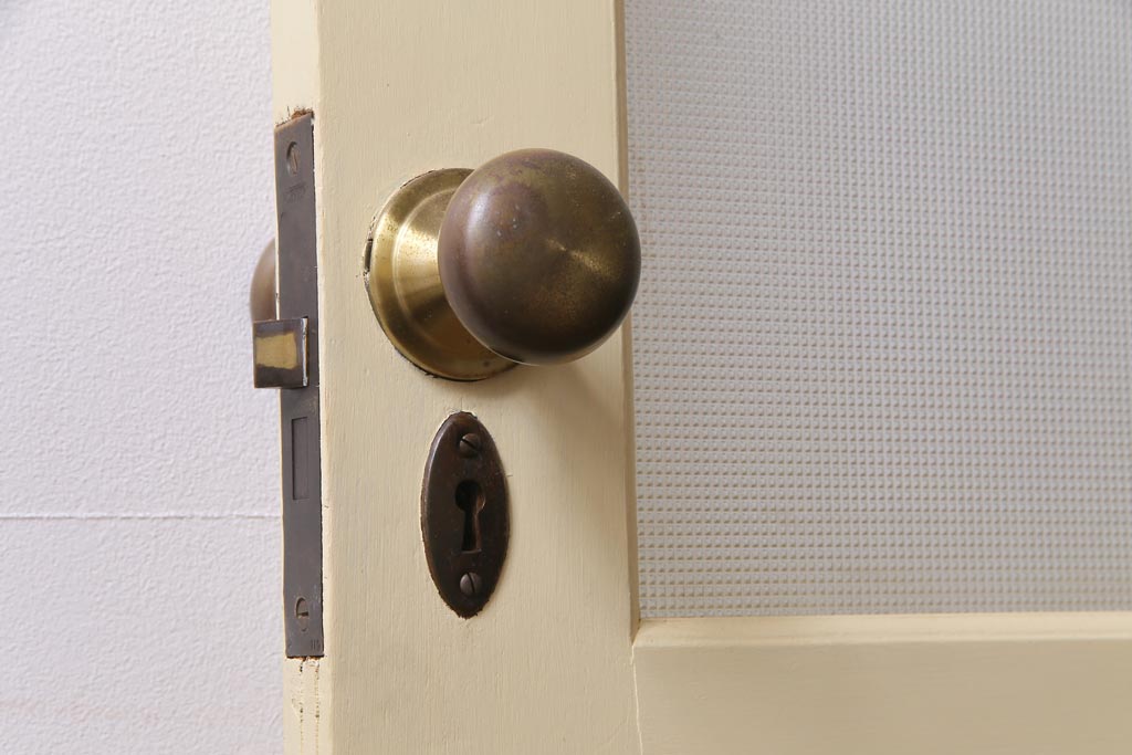 ペイント建具　明るい印象を与えるレトロなプレスガラス入りのドア(扉)